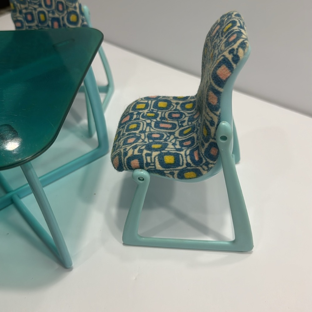BARBIE 1977 DREAM FURNITURE COLLECTION BLUE DINING TABLE AND 2 CHAIRS - Picture 4 of 6